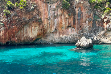 Escursioni Riserva dello Zingaro e Scopello in una tipica barca dei pescatori